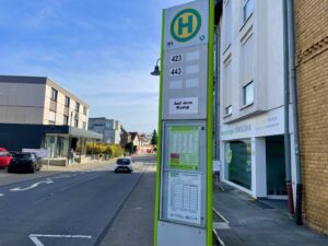 Bushaltestelle um die Ecke