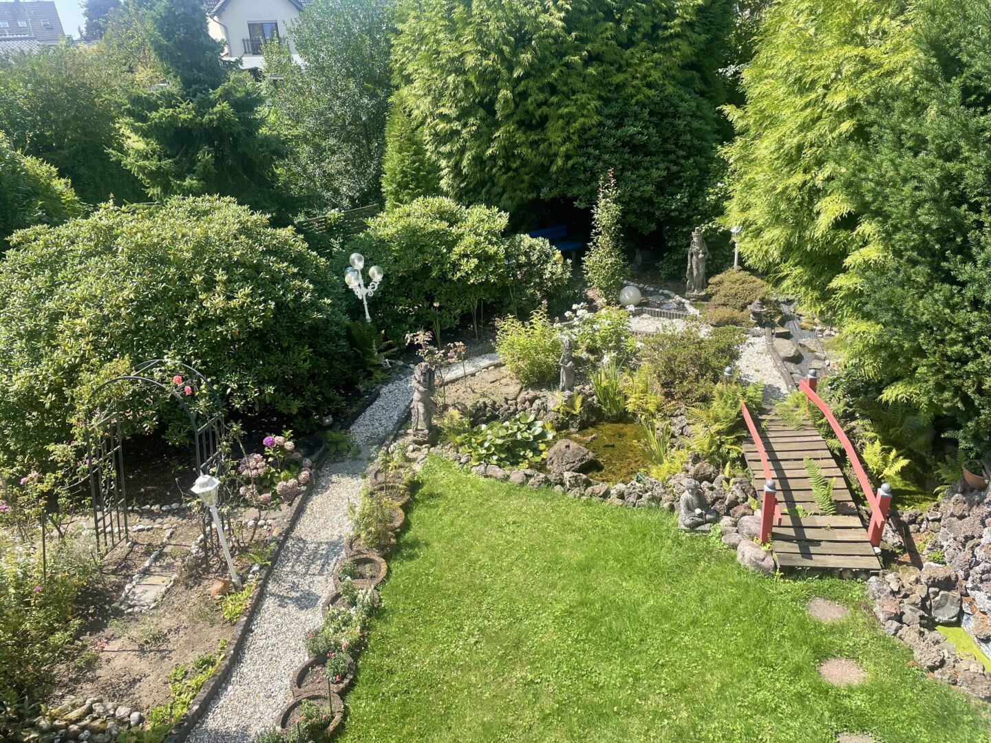 Blick vom Balkon in den Garten