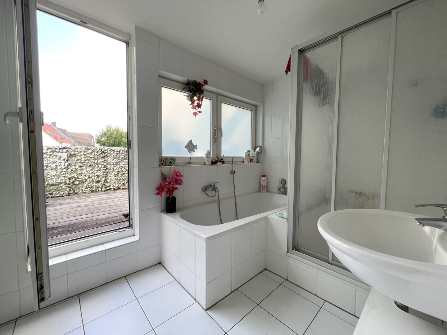 Badezimmer mit Wanne & Dusche