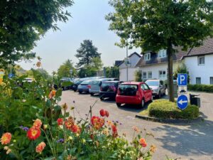 Öffentliche Parkplätze direkt hinter dem Haus