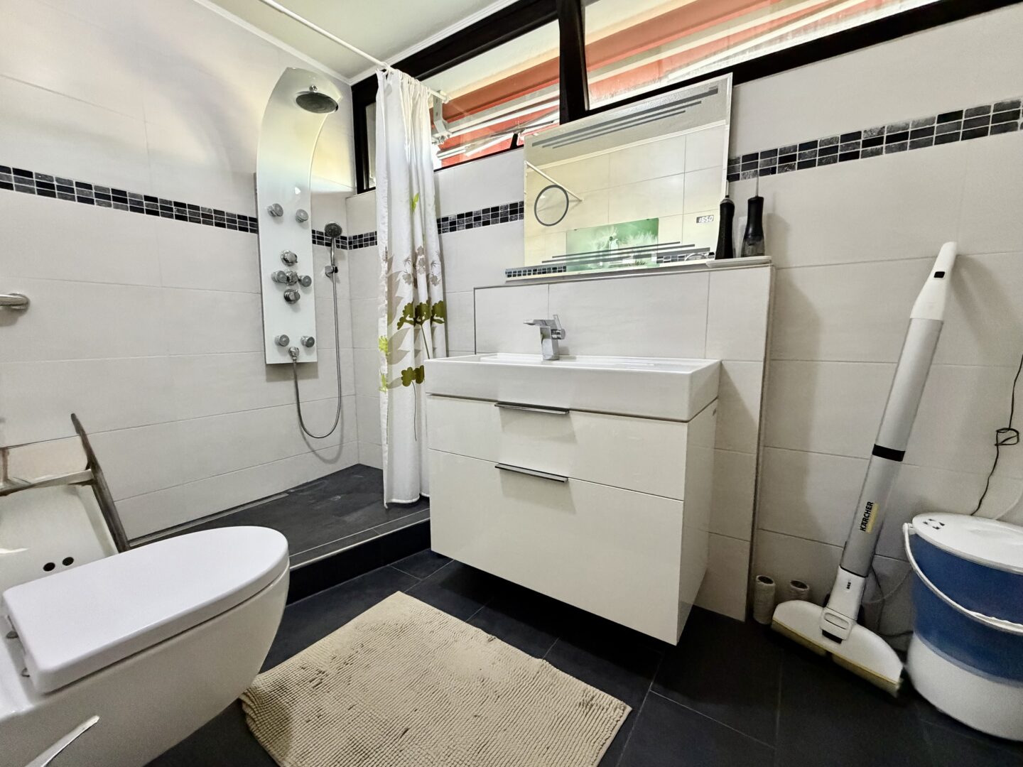 Badezimmer mit Dusche & Fenster