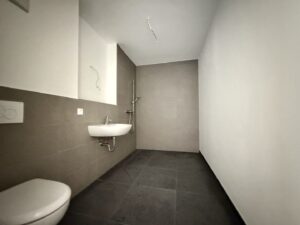 Badezimmer mit großer Dusche