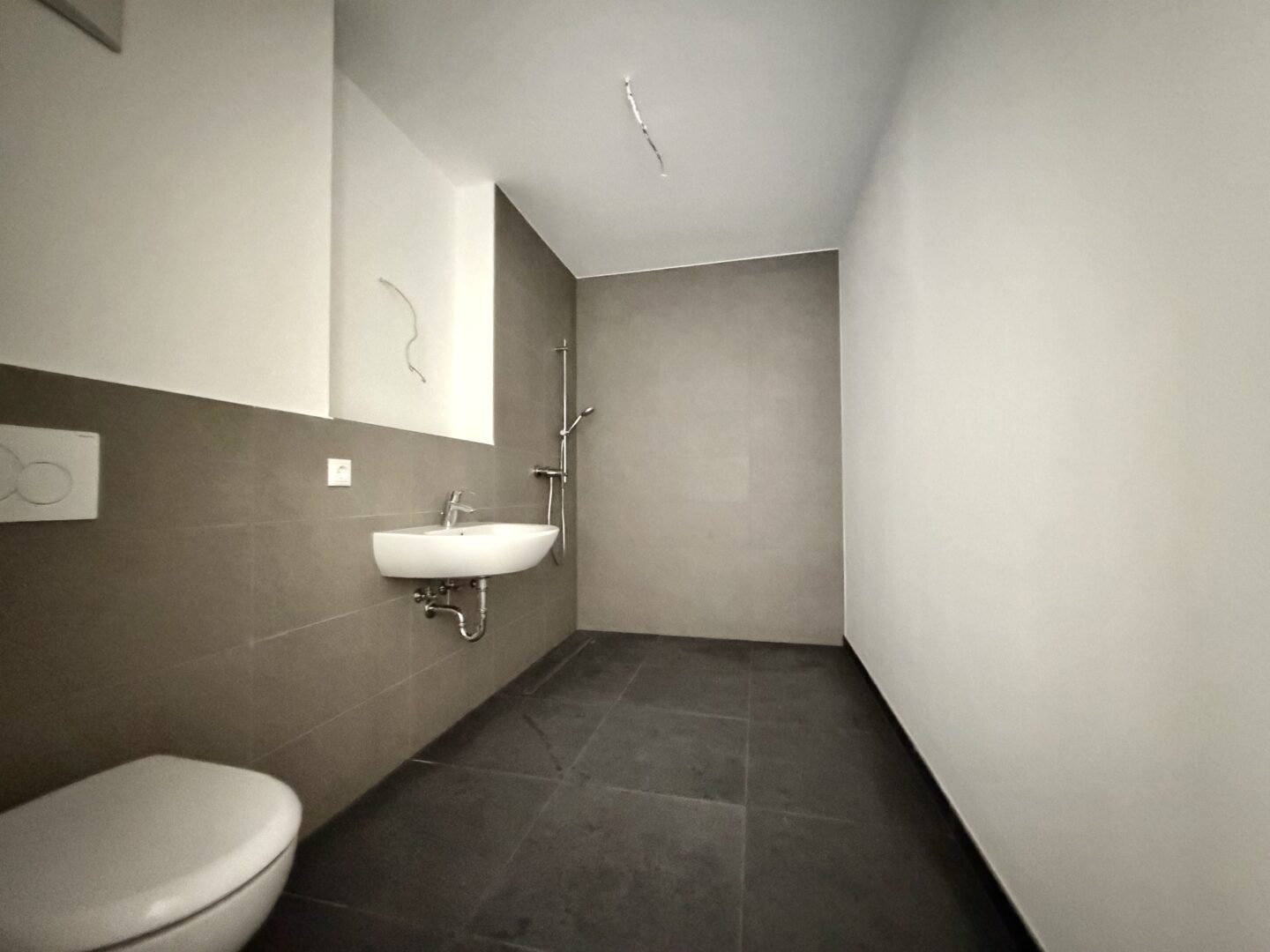 Badezimmer mit großer Dusche