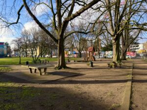 Spielplatz um die Ecke