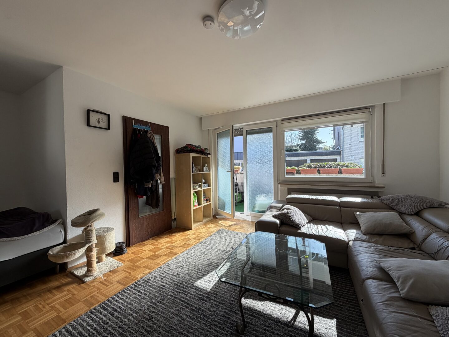 Blick zur Küche & Balkon