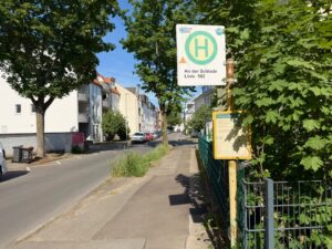 Bushaltestelle um die Ecke
