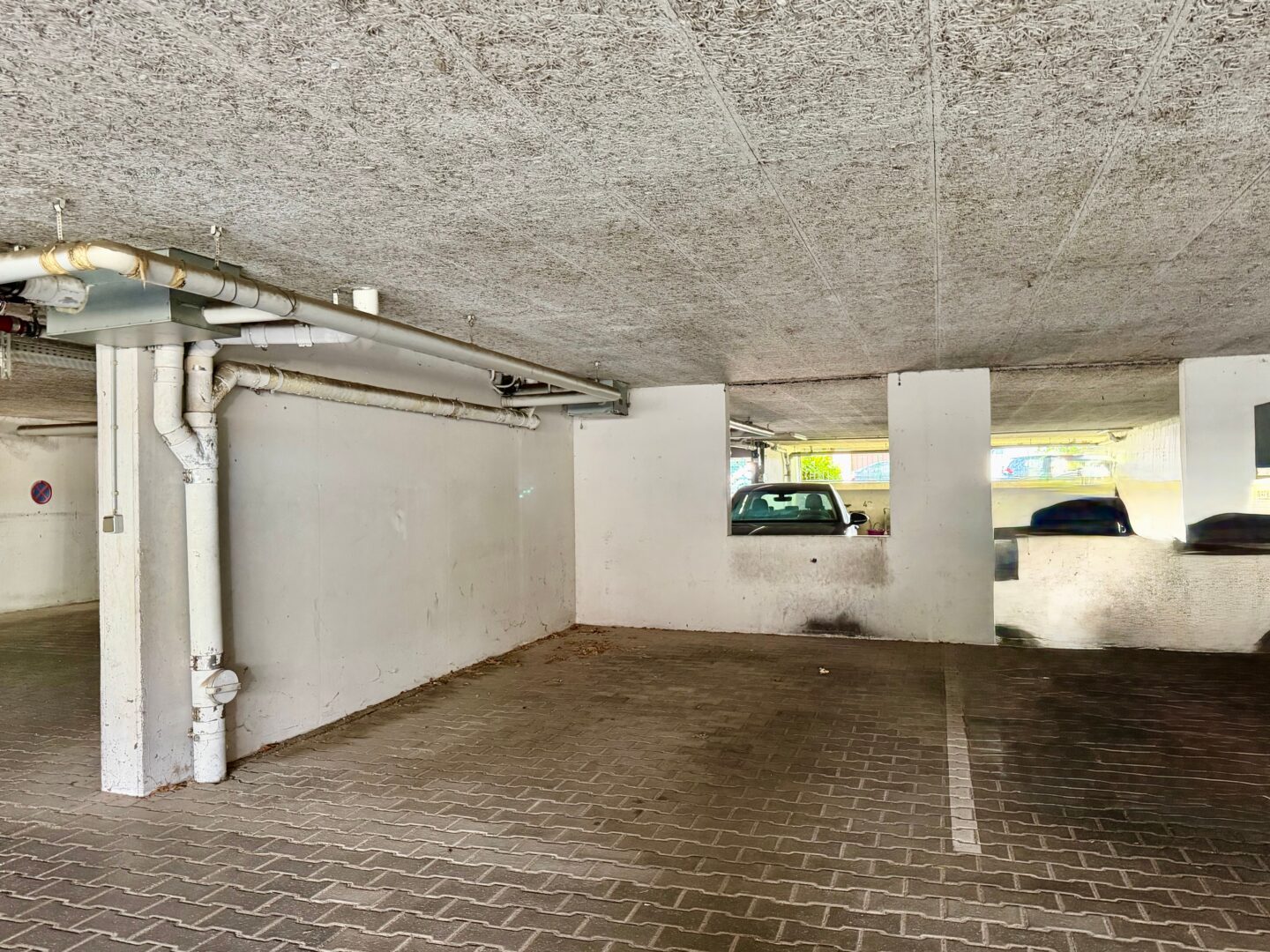 großer Tiefgaragenstellplatz