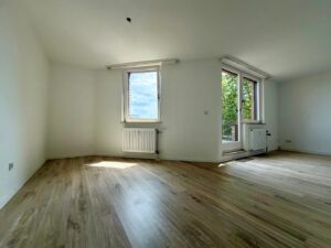 Essbereich mit Blick zum Balkon