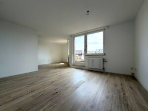 Wohnbereich mit Blick in den Essbereich